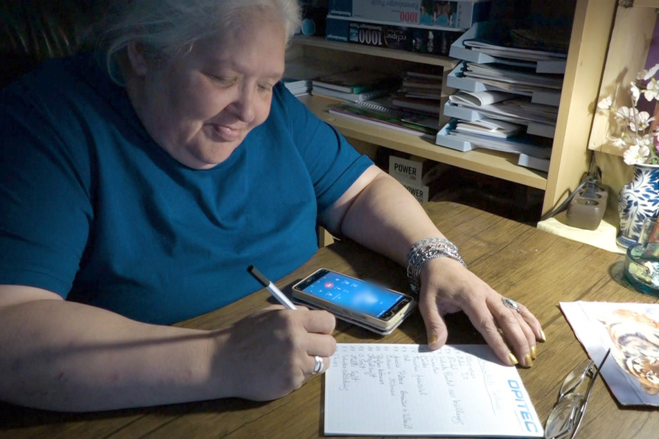 Kevins Mutter Uli (56) schreibt einen Einkaufszettel für Bekannte, die sich in Quarantäne befinden.