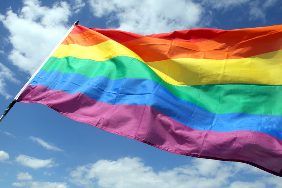Die Regenbogenflagge gilt als Zeichen der Toleranz und Akzeptanz und ist damit zum Symbol der LGBTQ-Bewegung (Lesben, Schwulen, Bisexuelle, Transgender und queere Personen) geworden.