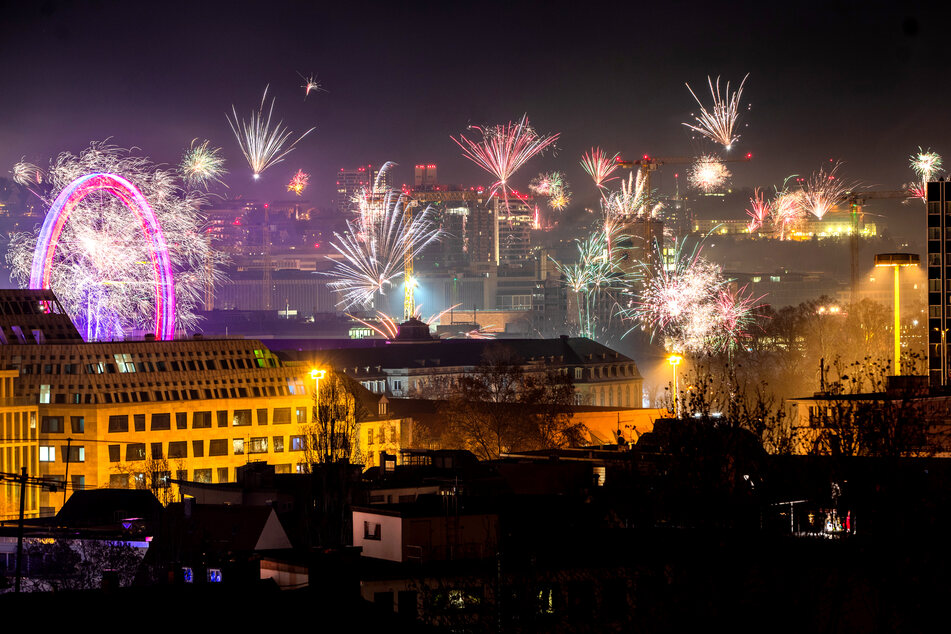 Zum neuen Jahr lautet Feuerwerk über der Stuttgarter Innenstadt.