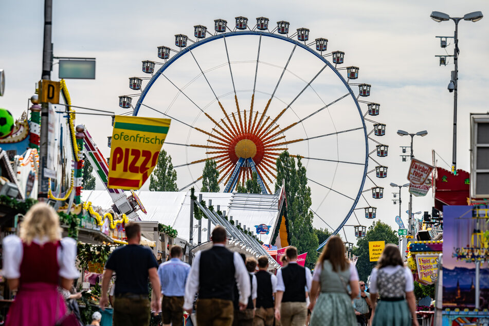 Das Gäubodenvolksfest in Straubing hat auch in diesem Jahr wieder sehr viele Besucherinnen und Besucher angelockt.