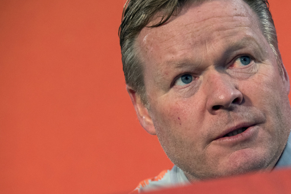 Der niederländische Nationaltrainer Ronald Koeman ist am Herz operiert worden. (Archivbild)