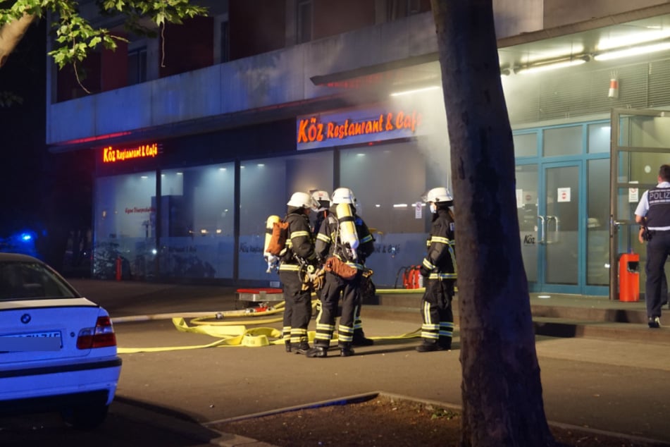Feuerwehrleute löschen den Brand.