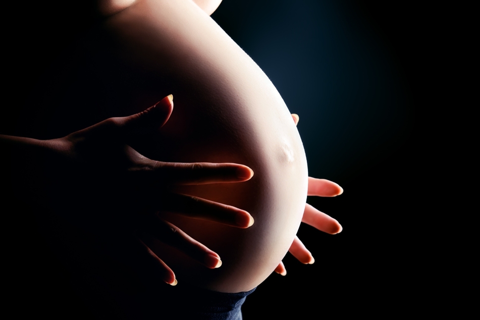 Bei einem Babybauch-Fotoshooting durch einen professionellen Fotografen entstehen ästhetisch ansprechende Bilder, eine wunderbare Erinnerung an die Zeit mit Bauch. (Symbolbild)