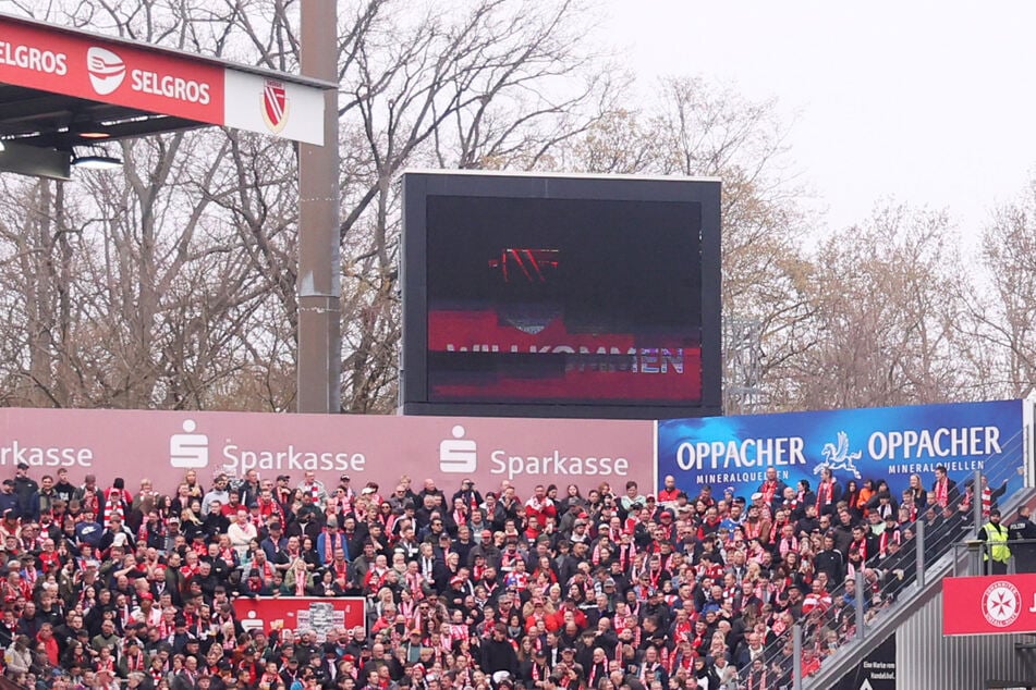 Die Videowände im Stadion werden an diesem Tag keine Ergebnisse der Konkurrenz zeigen. Die Botschaft: Cottbus hat es in der eigenen Hand.