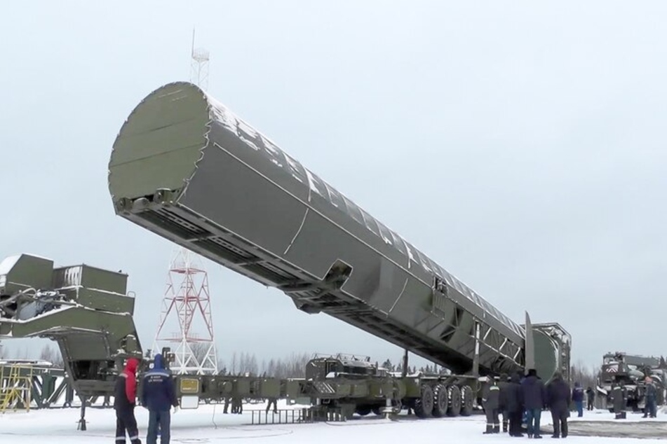 Eine russische Sarmat-Interkontinentalrakete (Nato-Code: Satan-2) wird für einen Testabschuss vorbereitet.