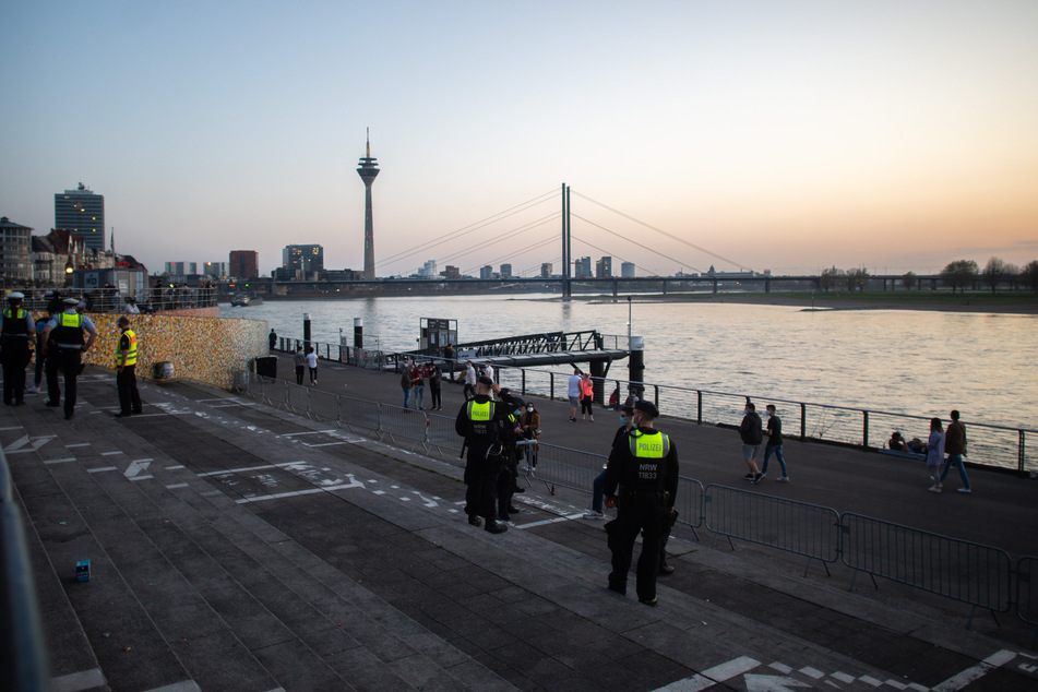 Weil die Sieben-Tage-Inzidenz in Düsseldorf den dritten Tag in Folge über 100 liegt, hat das Land NRW dort ab Dienstag die Corona-Notbremse angeordnet.