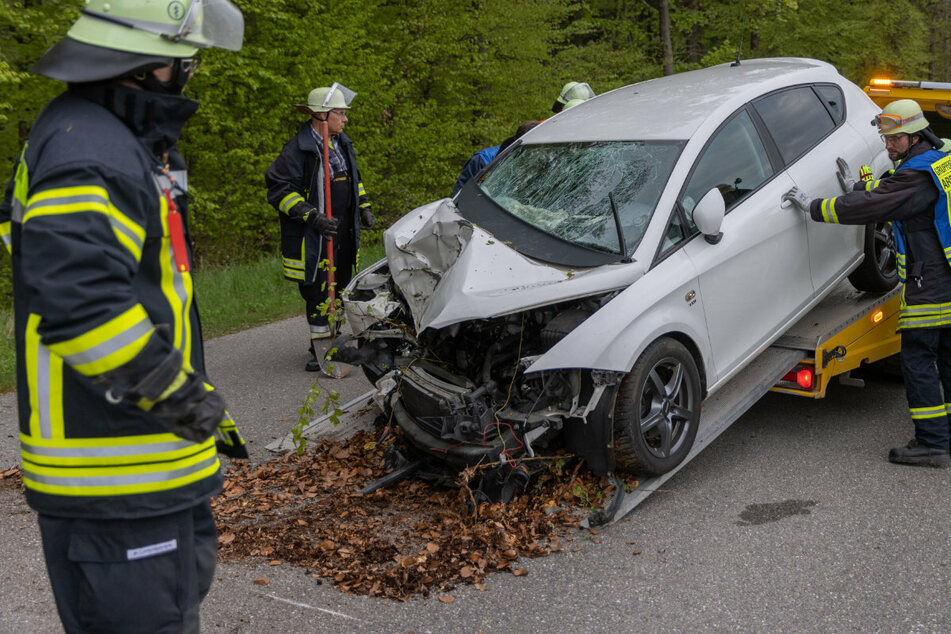 Der Wagen kam von der Fahrbahn ab, rutschte einen Abhang hinunter und kollidierte mit einem Baum.