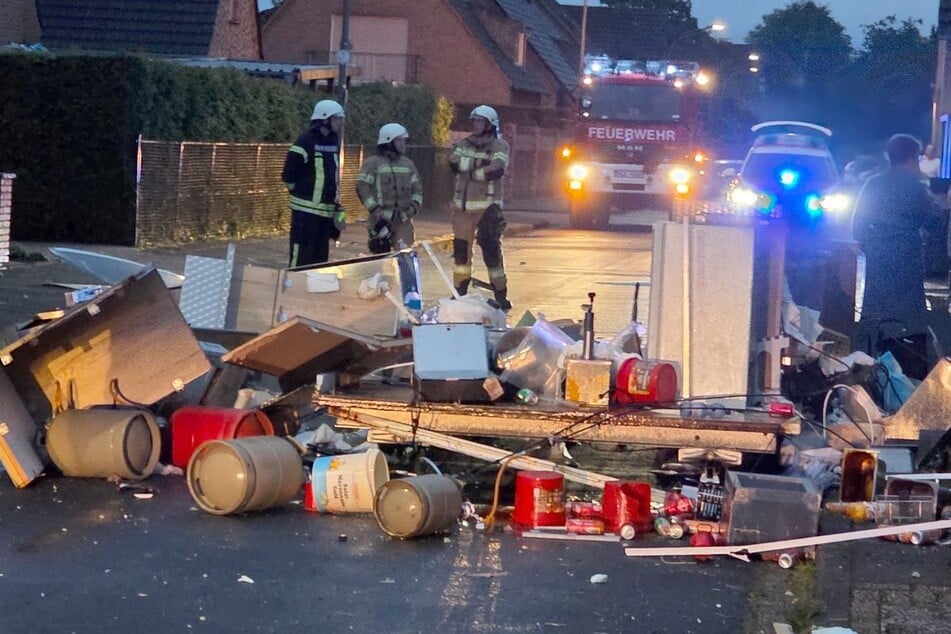 Durch die Detonation wurden mehrere Häuser sowie ein Auto beschädigt.