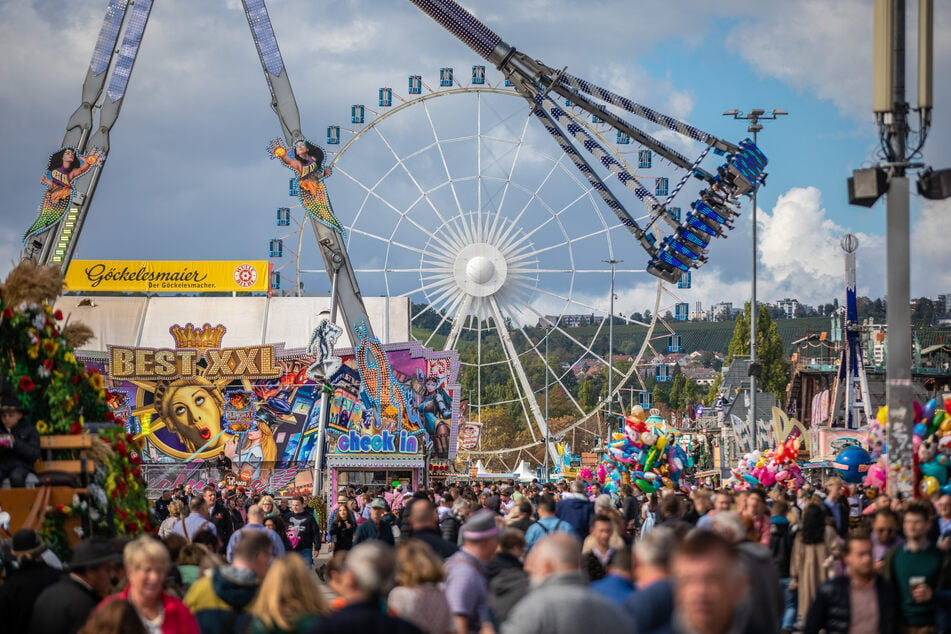 Super Stimmung, durchwachsenes Wetter: So lässt sich die Lage rund ums zweite Stuttgarter Wasen-Wochenende zusammenfassen.