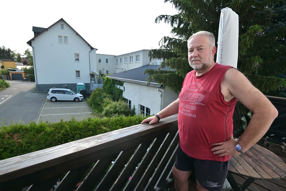 Karl-Heinz-Thiele (61) wehrt sich gegen ein Wohnprojekt hinter seinem Gartenzaun in Grüna.