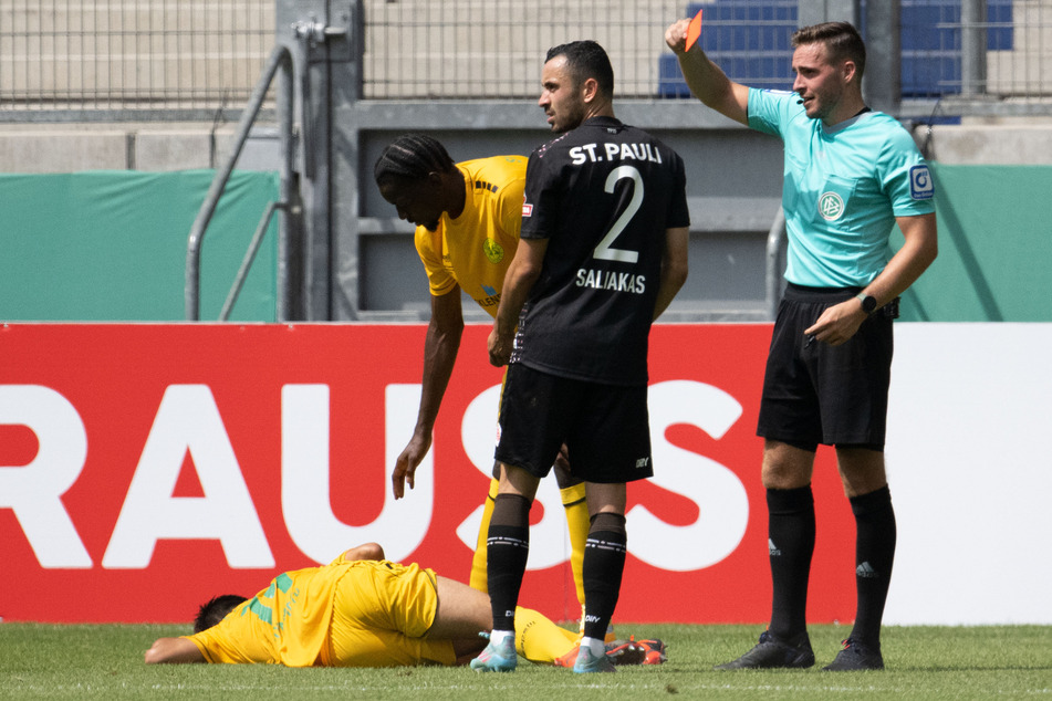 FCSP-Rechtsverteidiger Manolis Saliakas (25, 2.v.r.) sah gegen den SV Straelen die Rote Karte. Jetzt hat ihn das DFB-Sportgericht zu einer Sperre von zwei Spielen verurteilt.