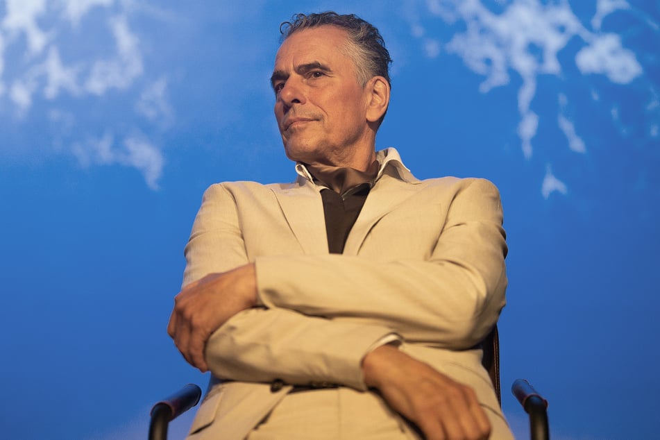 Ahmad Mesgarha (63) in nachdenklicher Pose in einer Aufnahme zum neuen Programm.