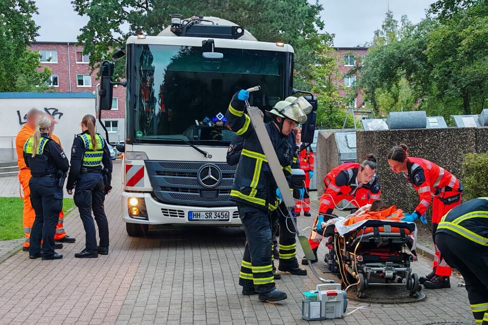 Die Mitarbeiterin kam mit Verdacht auf eine Beinfraktur in ein Krankenhaus.
