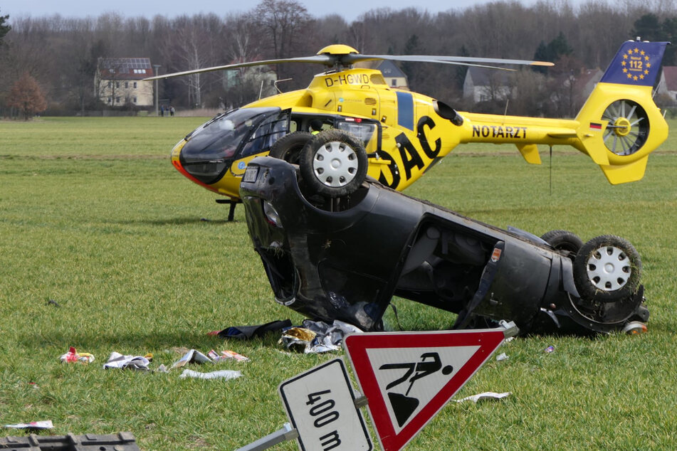 Ford überschlägt sich nahe Leipzig, Hubschrauber im Einsatz