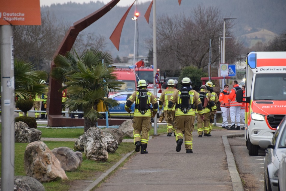 Ein Großaufgebot bestehend aus Feuerwehr und Polizei war umgehend zum Erlebnisbad ausgerückt.