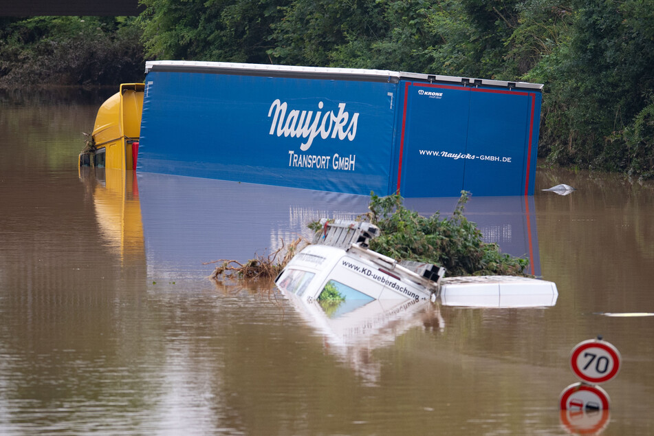 Lastwagen und ganze Autos verschwanden in den Wassermassen auf der Bundesstraße 265 bei Erftstadt.