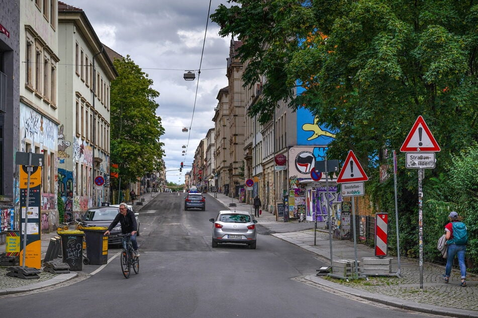 Von der Förstereistraße bis zur "Schiefen Ecke" führt die Louisenstraße nun über eine neue Asphaltdecke.