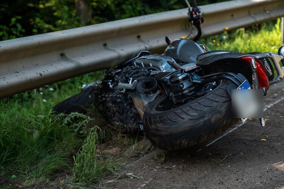 Das Motorrad war in die Leitplanke gekracht und der Fahrer meterweit in das angrenzende Waldstück geschleudert worden.