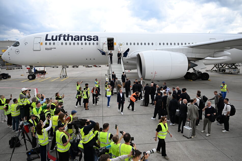 Mit kräftigem Medienrummel begab sich die Mannschaft zum Flieger.