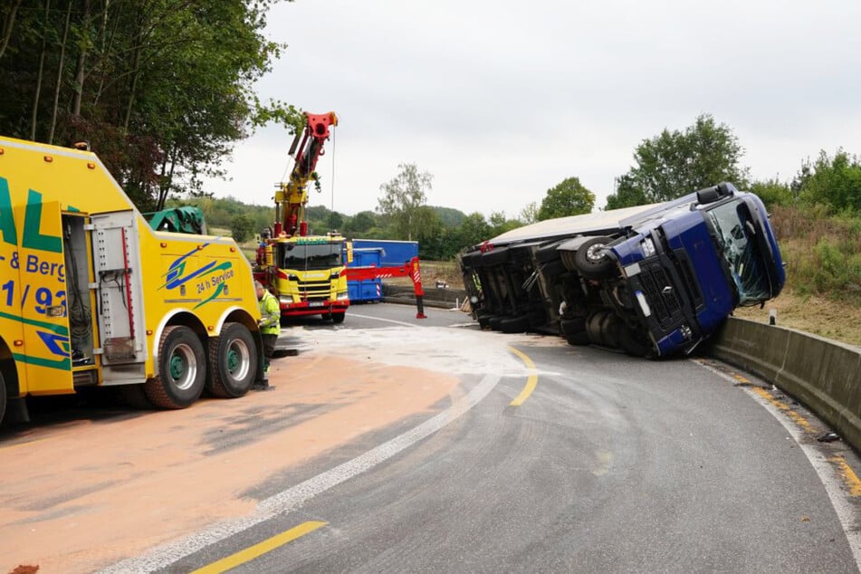 Am frühen Dienstagmorgen verunfallte ein Lastwagen im Bereich der Verbindungsstelle von der A44 auf die A49.