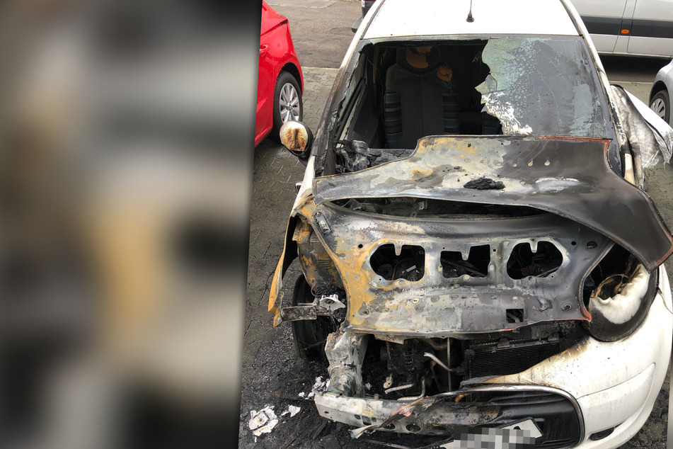 Autos und Baustelle in Brand gesetzt: Polizei sucht Zeugen