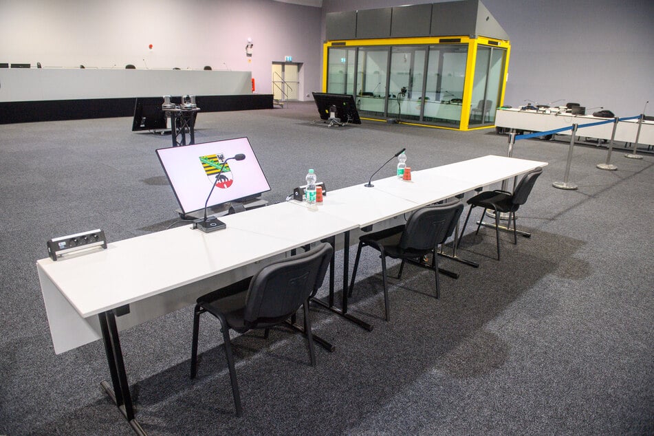 Nach langen Beratungen der Kammer sagen jetzt die ersten Zeugen des Tages aus.