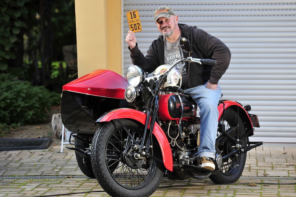 Biker Kay Scholz (50) aus Borna-Heinersdorf fährt mit seiner "kleinen" Harley (1932) gern zu Oldtimertreffen.