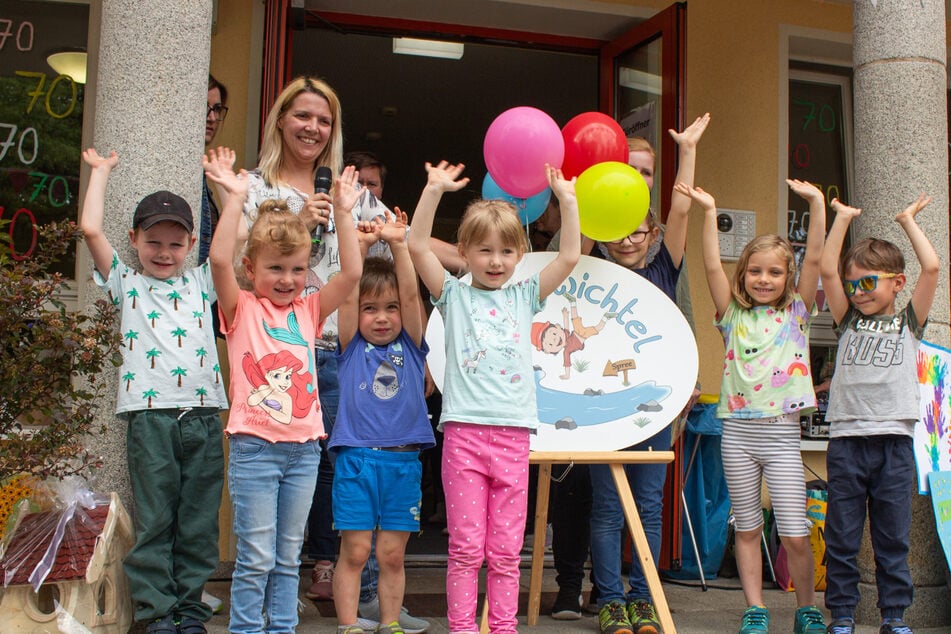 Kita-Leitung und Kinder feierten am Mittwoch den neuen Namen "Spreewichtel".