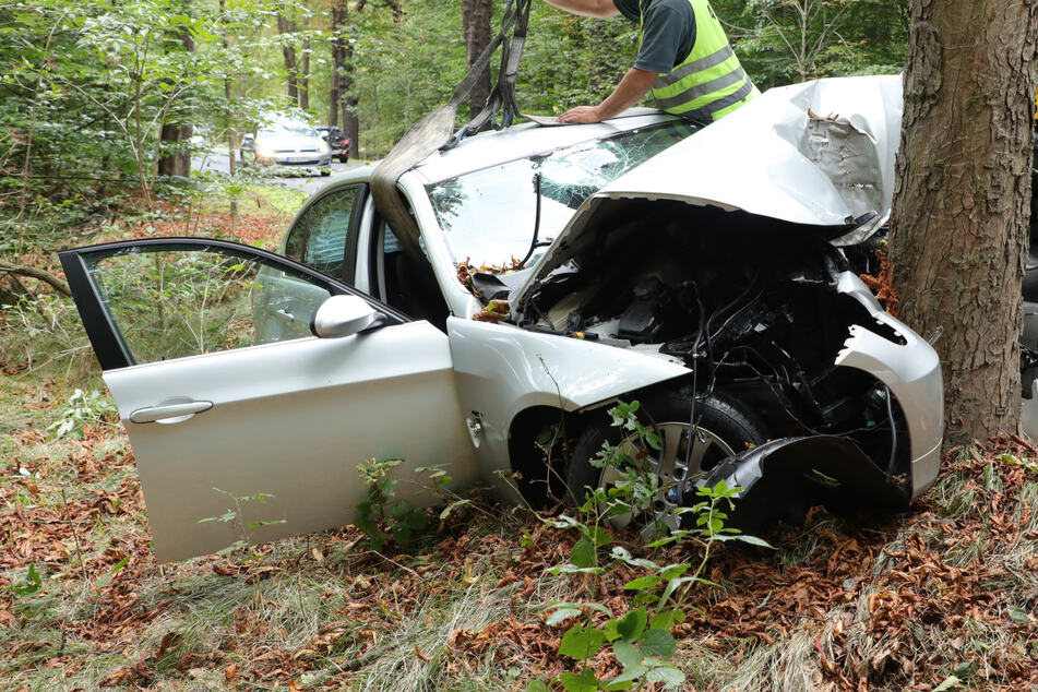 An dem BMW entstand nach dem Zusammenstoß mit dem Baum Totalschaden.