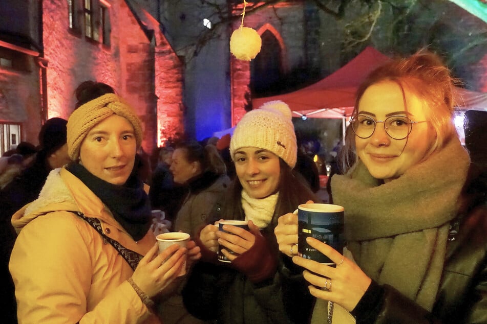 Ausgewählte Innenhöfe der Pirnaer Altstadt erstrahlen bei der Winterhofnacht in winterlichem Glanz.