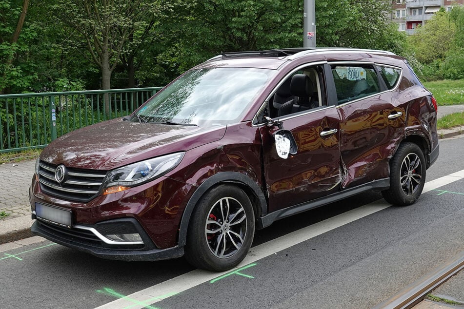Der SsangYong wurde heftig an der Seite getroffen.