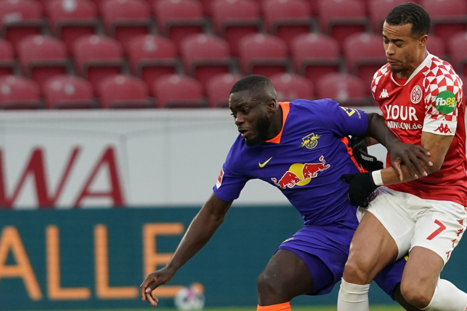 Dayot Upamecano (links) ist das Münchner Objekt der Begierde. Hier misst er sich in einem Zweikampf-Gerangel mit dem Mainzer Robin Quaison.