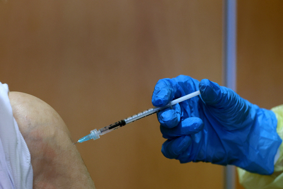 Sachsen-Anhalt, Magdeburg: Eine Heimbewohnerin wird im Altenpflegeheim Heideweg gegen das Coronavirus geimpft.