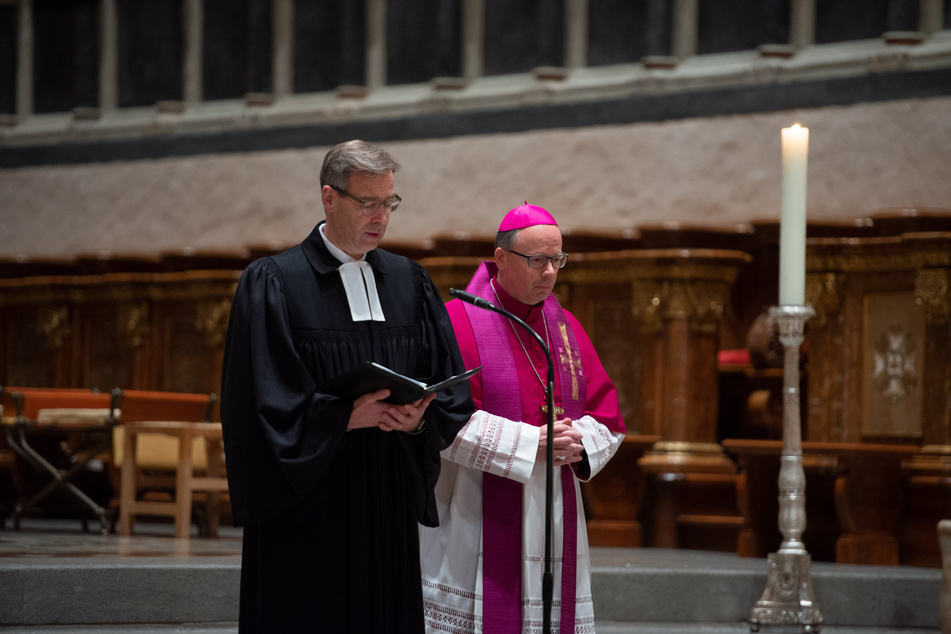 Superintendent Jörg Weber (l) und Bischof Stephan Ackermann begehen den ökomenischen Gottesdienst im Dom für die Getöteten und Verletzten einer Amokfahrt eines 51-jährigen Mannes durch die Trierer Innenstadt.