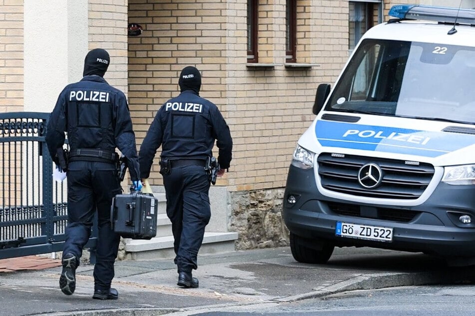 Polizisten hatten um 6 Uhr morgens eine Stunde lange versucht, in die Wohnung zu kommen, bis Katja Krasavice (29) öffnete. (Symbolbild)