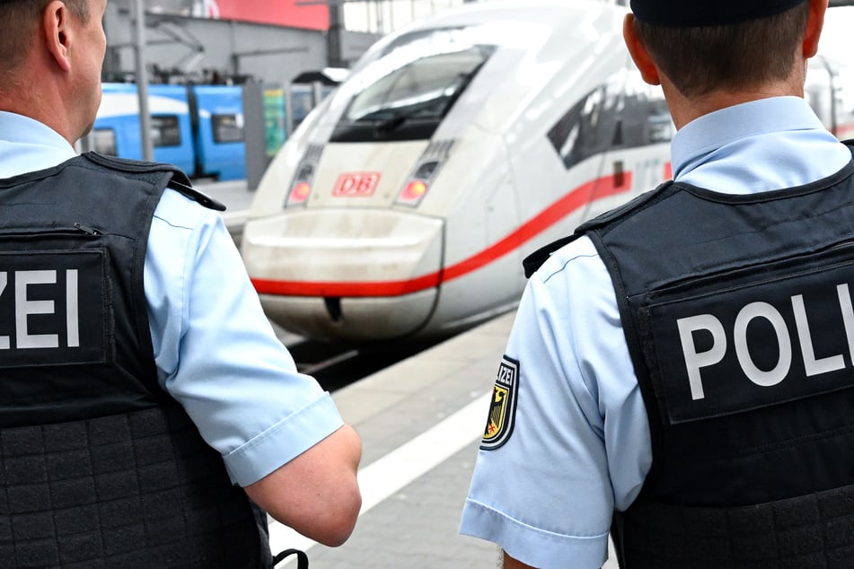 Einsatzkräfte der Landespolizei und des Bundespolizeireviers Halle begaben sich nach dem Hinweis umgehend zum Hauptbahnhof Bitterfeld. (Symbolfoto)