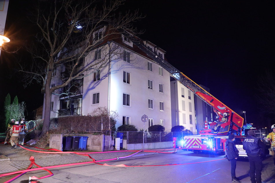 Die Bewohner aus dem Dachgeschoss mussten von den Einsatzkräften aus dem Haus geholt werden.