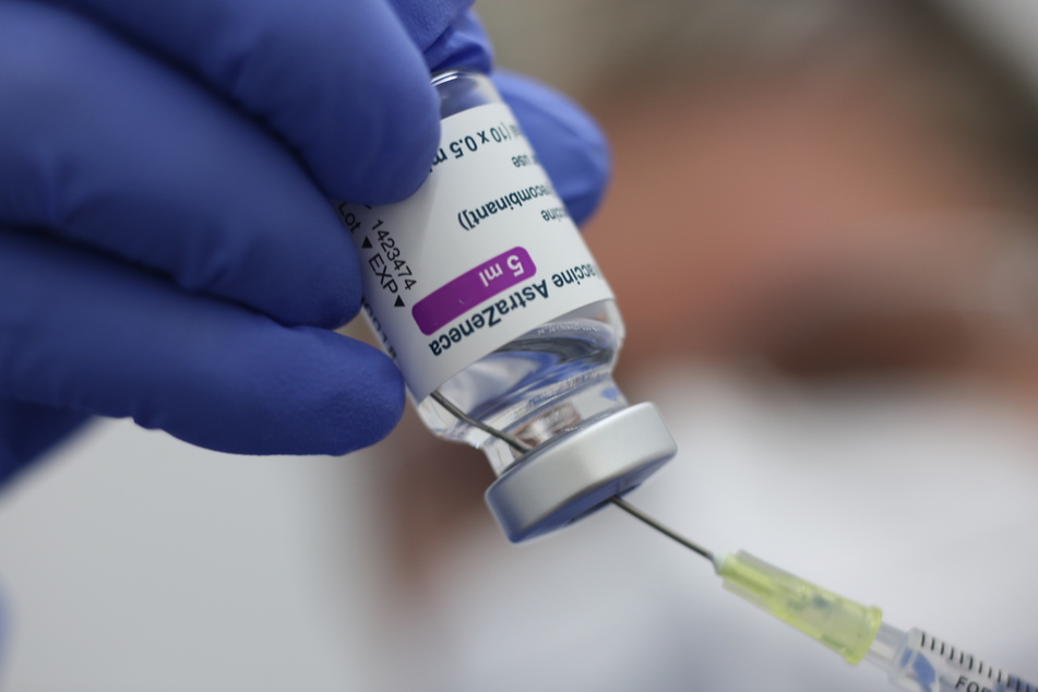 Die Zahl der nach AstraZeneca-Impfungen aufgetretenen schweren Fälle von Blutgerinnseln liegt in Großbritannien bei rund acht (7,9) Fällen pro Million Geimpfter.