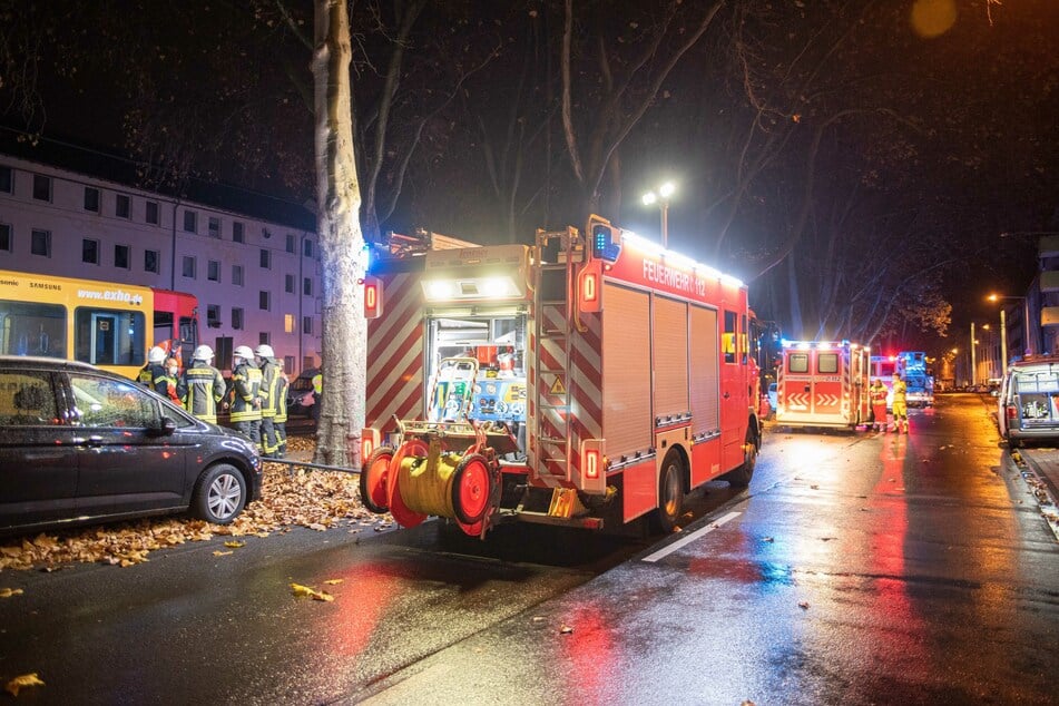 Am Sonntagabend ist ein 27-Jähriger in Köln-Ehrenfeld von einer Straßenbahn überrollt und tödlich verletzt worden.