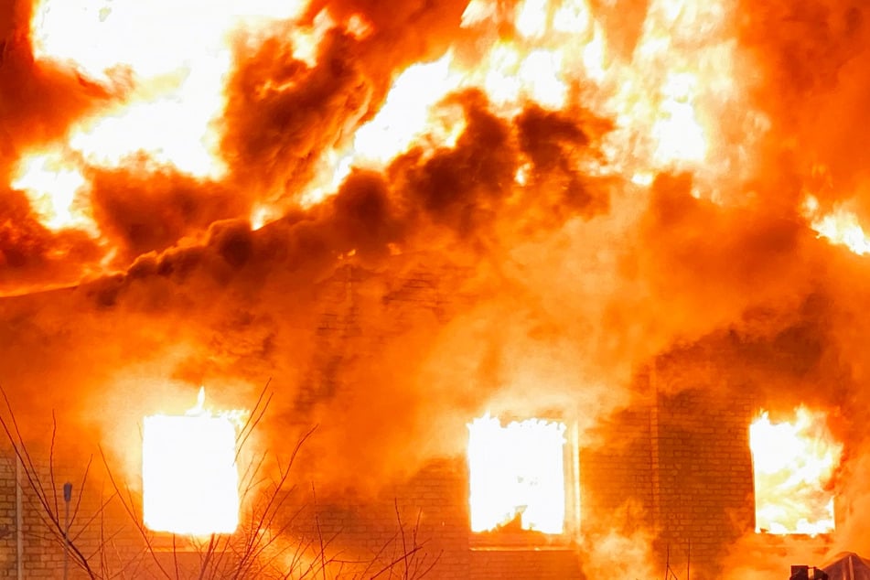 Flammen vernichten Bootshalle: Warnung für Anwohner