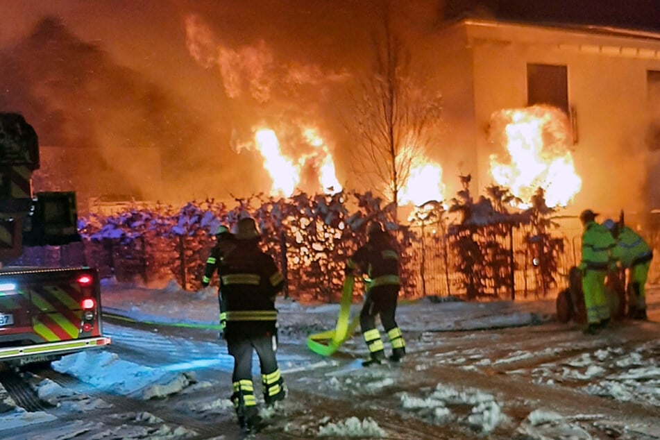 München: Schwerer Brand in München: Einfamilienhaus wird Raub der Flammen!