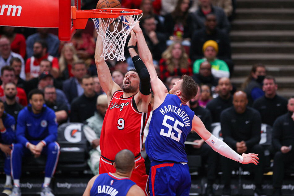 Bulls center Nikola Vucevic (c.) scored 22 points against the Clippers.