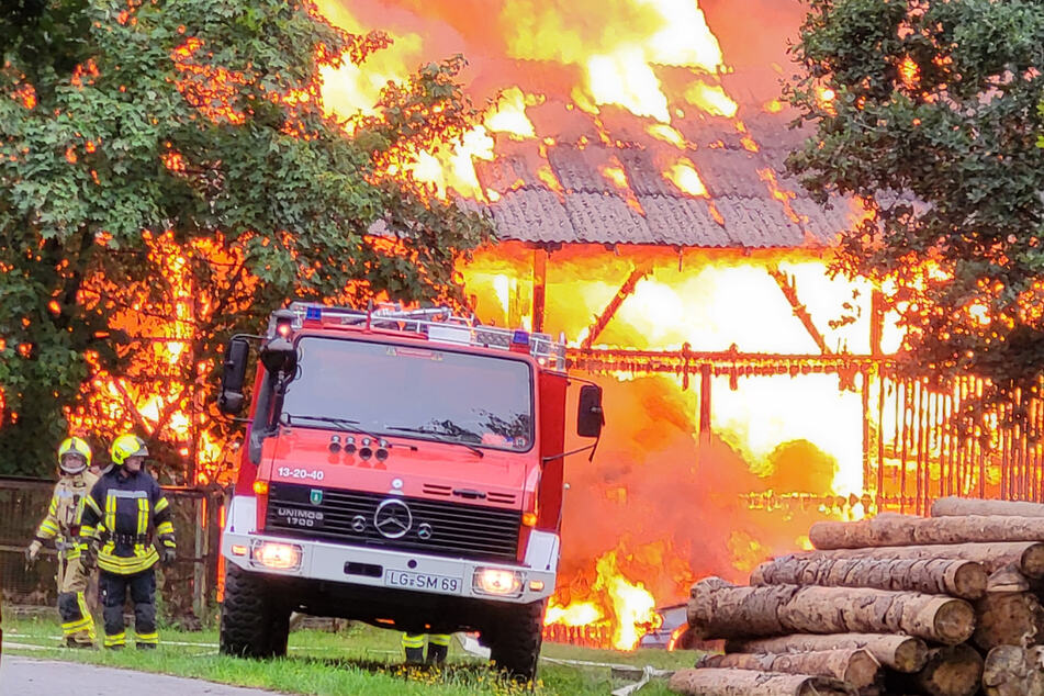 Mehr als 200.000 Euro Schaden! Scheune und Autos bei Großfeuer zerstört