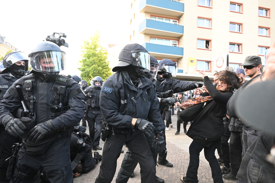Über mehrere Monate hatte die linke Szene für die sogenannte "Tag X"-Demo nach dem Urteil mobil gemacht. Am Samstag war es in Leipzig schließlich zu Ausschreitungen zwischen Polizei und Demonstranten gekommen.