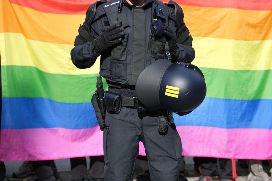 Ein symbolisches Bild für den heutigen Tag. Die Regenbogenfahne konnte nur deshalb gezeigt werden, da eine Vielzahl an Polizisten die Veranstaltung absicherte.