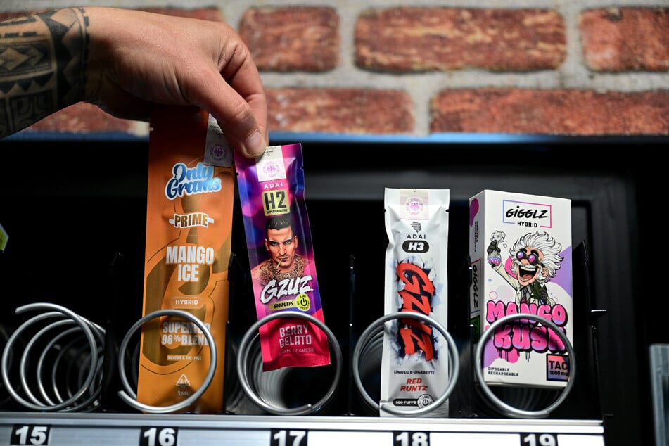 An den Automaten können auch Vapes erworben werden.