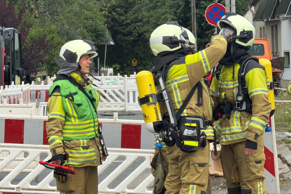 Die Feuerwehr war zunächst im Einsatz, um die Schadstelle provisorisch abzudichten.