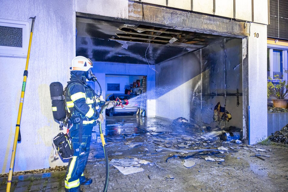 Die Flammen griffen auf das Gebäude über.