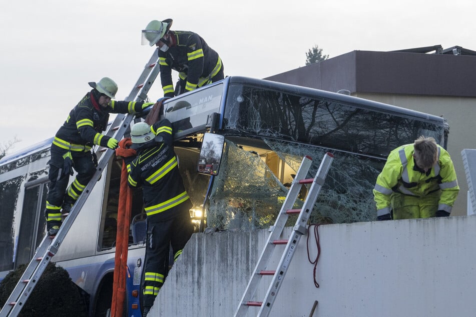 Bus kracht gegen Mauer in München: 13-jähriges Mädchen stirbt