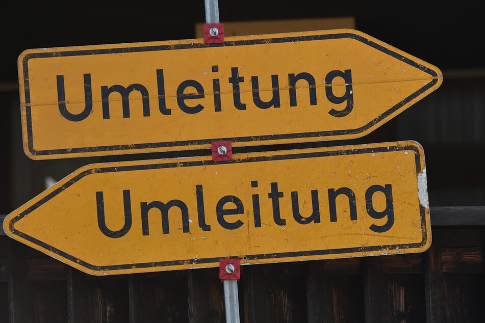 Autos, Fahrräder, Fußgänger, Busse: Von der Sperrung der Brücke am Hauptbahnhof sind in Hanau alle betroffen. (Symbolbild)